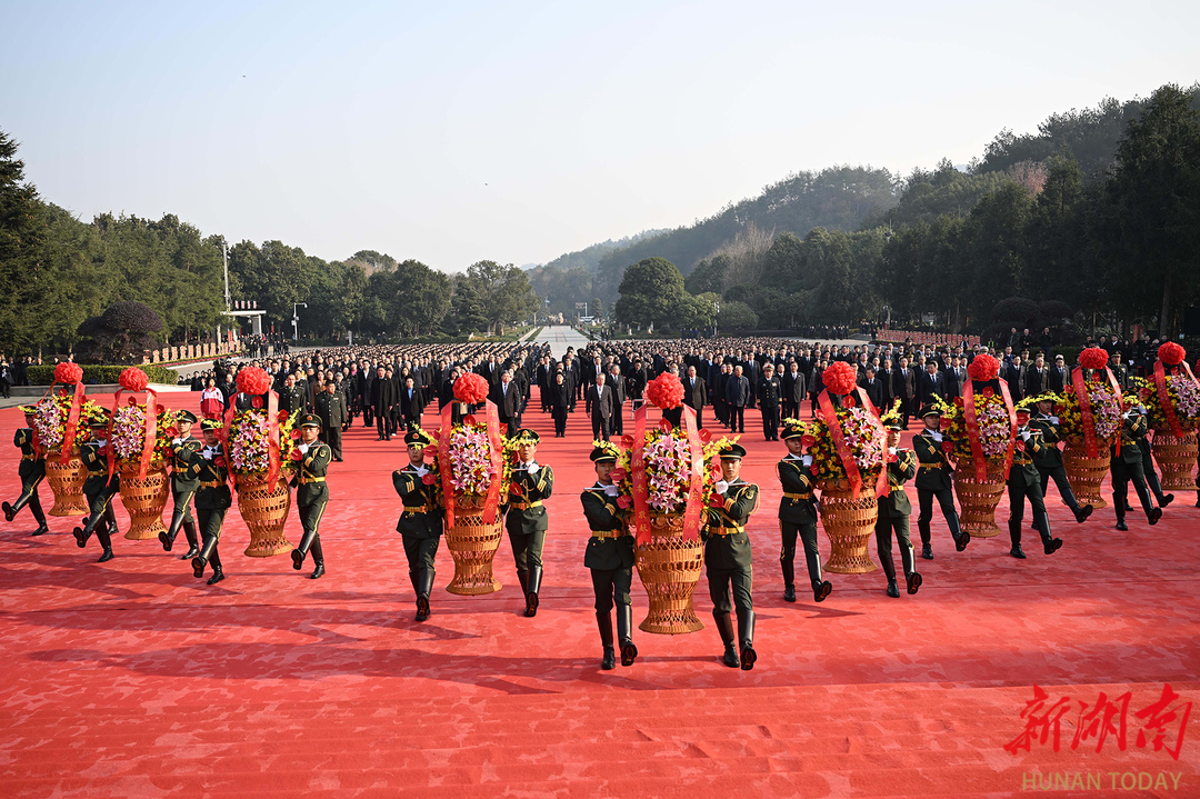 湖南举行向毛泽东同志铜像敬献花篮仪式(图2)